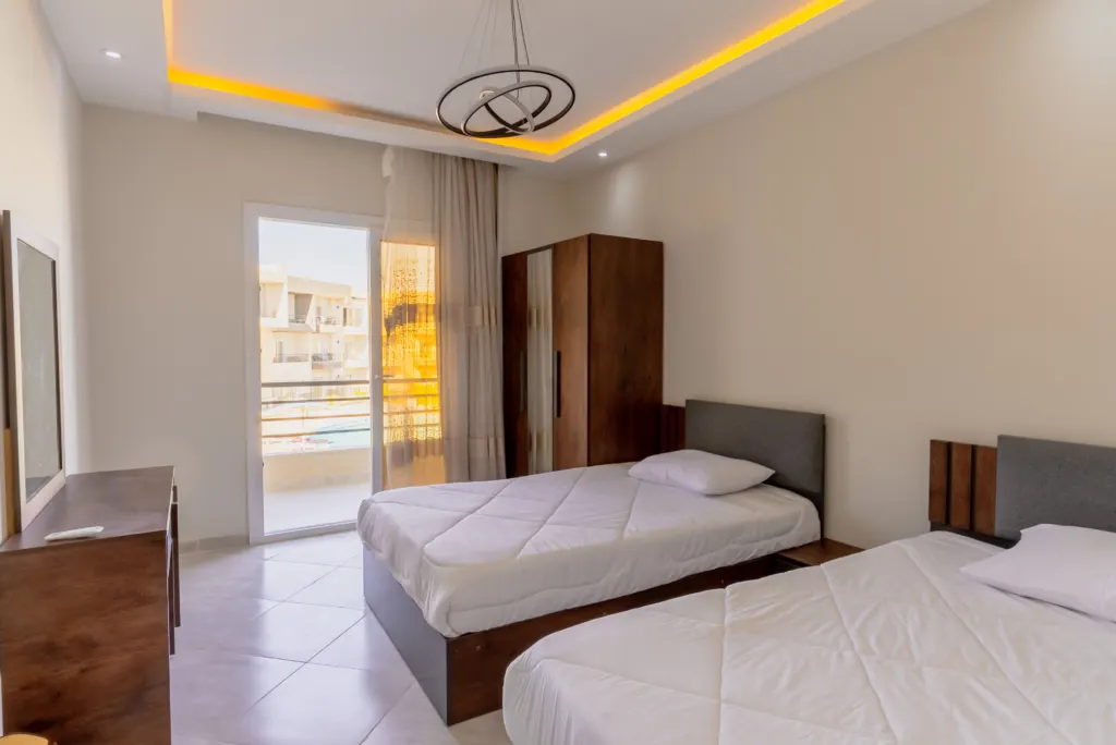 One-bedroom apartment at Panorama View, Sahl Hasheesh – bedroom with twin beds