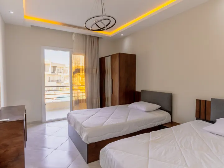 One-bedroom apartment at Panorama View, Sahl Hasheesh – bedroom with twin beds