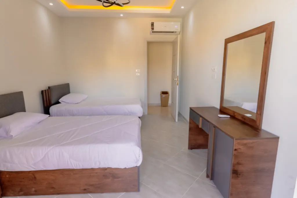 One-bedroom apartment at Panorama View, Sahl Hasheesh – bedroom with twin beds