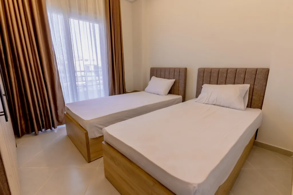 Two-bedroom apartment at Panorama View, Sahl Hasheesh – bedroom with twin beds