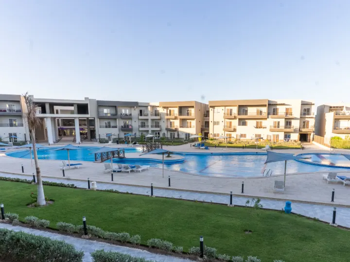 Two-bedroom apartment at Panorama View, Sahl Hasheesh – pool view from the apartment